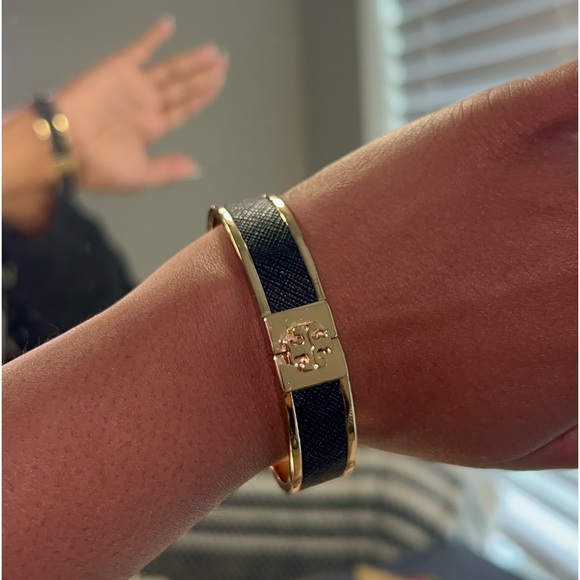 Tory Burch
Kira 18K-Gold-Plated & Enamel Medium Hinged Bangle - Picture 4 of 4